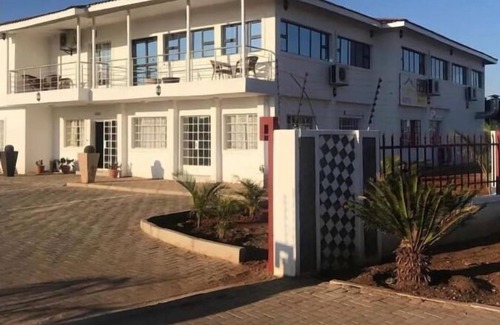 Serowe House | Hotel 23 Botswanna #2 4bdrm