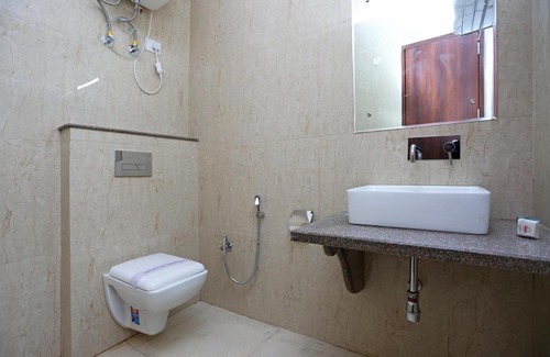 Mahipalpur Hotel | Hotel Arch - Beautiful Spacious Room Near Aerocity New Delhi