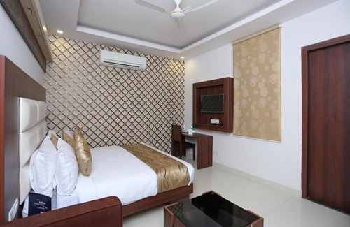 Mahipalpur Hotel | Hotel Arch - Beautiful Spacious Room Near Aerocity New Delhi