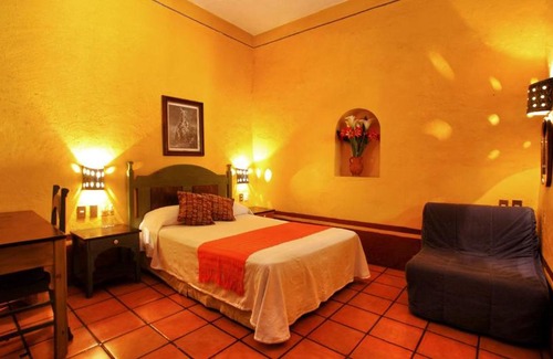 Calzada Madero Hotel | Hotel Azucenas