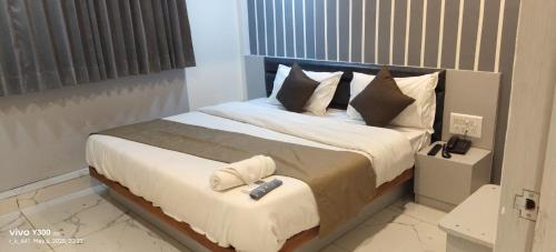 Mathura Hotel | Hotel B P Emerald, Mathura