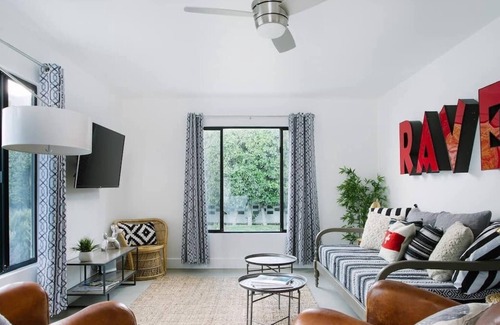 Warm Sands House | Hotel El Cid Room 1 by AvantStay | Chic Hotel Room in Palm Springs w/ Pool!