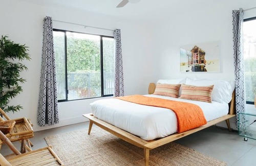 Warm Sands House | Hotel El Cid Room 2 by AvantStay | Chic Hotel Room in Palm Springs w/ Pool!
