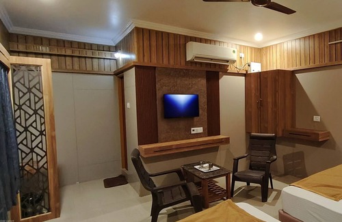 Tirupati Hotel | Hotel Govind Heights