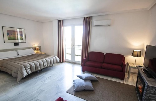 Mairena del Aljarafe Hotel | Hotel In Mairena Del Aljarafe With Air Conditioner, Other, Tv