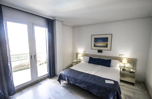 Mairena del Aljarafe Hotel | Hotel In Mairena Del Aljarafe With Air Conditioner, Other, Tv