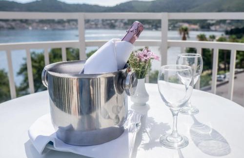 Cove Rogacic Hotel | Hotel Issa