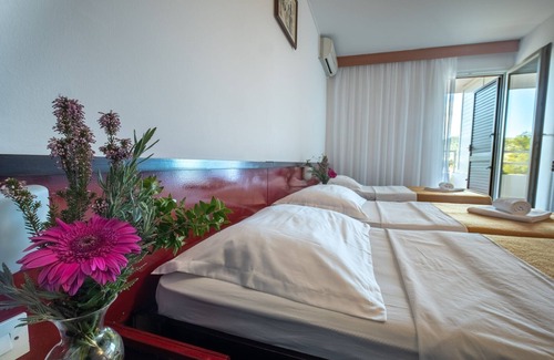 Cove Rogacic House | Hotel Issa - Triple Room Sea View 2