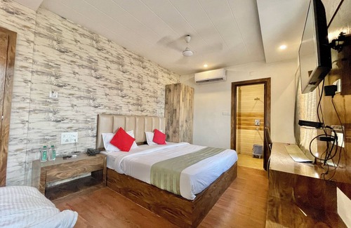 Sigra Hotel | Hotel Janaki - near Ghats & Temples