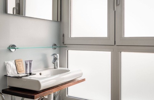 Collblanc y La Torrassa Hotel | Hotel Madanis Liceo