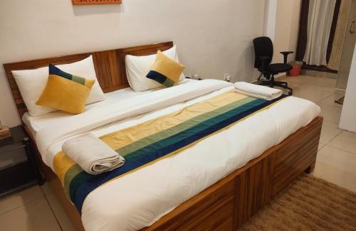 Mahipalpur Extension Bed & Breakfast | Hotel Moon - Near Hauz Khas Fort