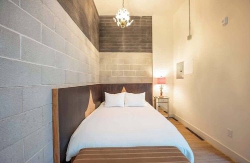 Logan Heights Hotel | Hotel Narcissus - Room 3