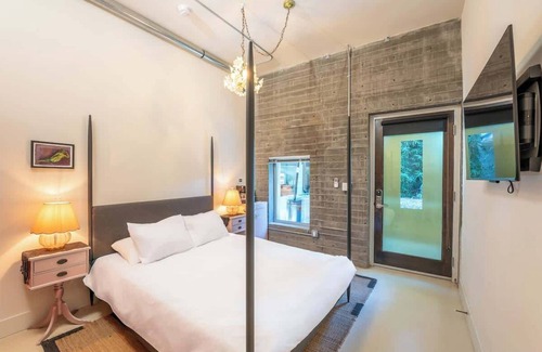 Logan Heights Hotel | Hotel Narcissus - Room 1