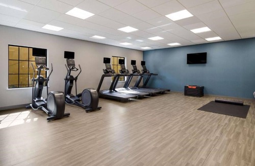 Concord House | Hotel near shopping, airport, and parks !