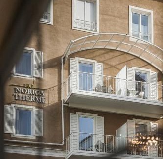 Bad Hofgastein Hotel | Hotel Norica - Thermenhotels Gastein mit dem Bademantel direkt in die Therme