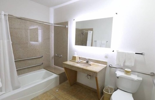 Cuero Hotel | Hotel O Executive Inn & Suites Cuero Hwy 87