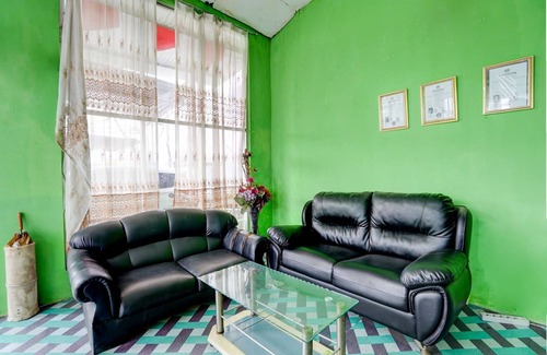 Gresik Hotel | Hotel O Homestay Kedamean