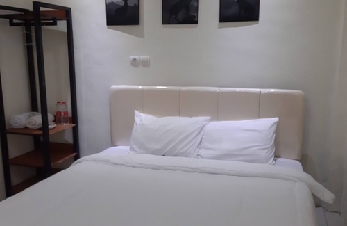 Sei Pinang Hotel | Hotel O Wisma Flamboyan NearTaman Makam Pahlawan