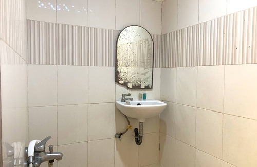 Pinrang Hotel | Hotel O Wisma Phinisi Syariah Near Mall of Pinrang Sejahtera