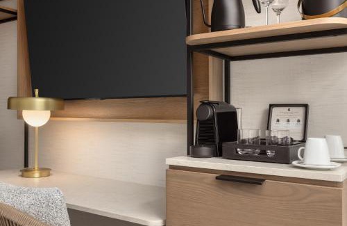 Cote-Des-Neiges—Notre-Dame-De-Grace Hotel | Hotel Railwayparc Montreal, Tapestry Collection By Hilton