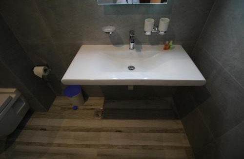 Thiranagama Hotel | Hotel Refresh Blue