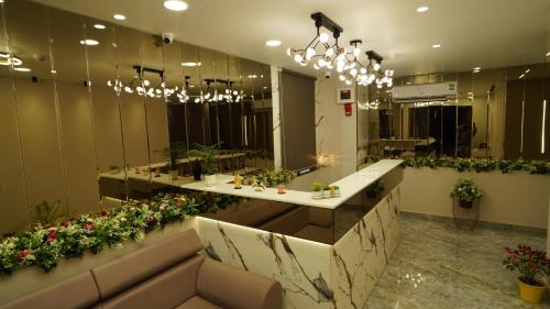 Ahmedabad Hotel | HOTEL RICHIE RICH