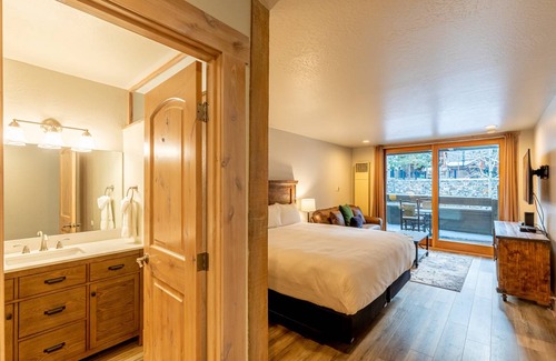 Truckee Hotel | Hotel room in Timber Creek Lodge