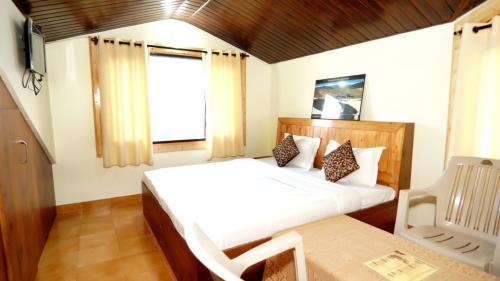 Shimla Hotel | Hotel Thakur Home's Mountain View - Outdoor furniture - Picnic Area