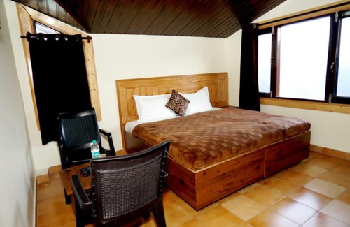 Shimla Hotel | Hotel Thakur Home's Mountain View - Outdoor furniture - Picnic Area