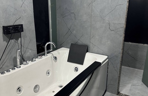 Surat Hotel | Hotel Victoria