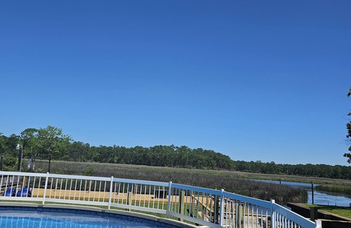 Gautier House | HotTub/Fish/RIVER FRONT/DOGS/SUMMER POOL.RIGHT BY GULF AND BEACHES. BRING BOAT!n