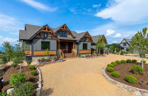 Elk Park House | House ∙ 4 bedrooms ∙ 8 guests