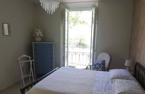 Brunate Apartment | House built in 1900 a few steps from the funicular and from the town center.