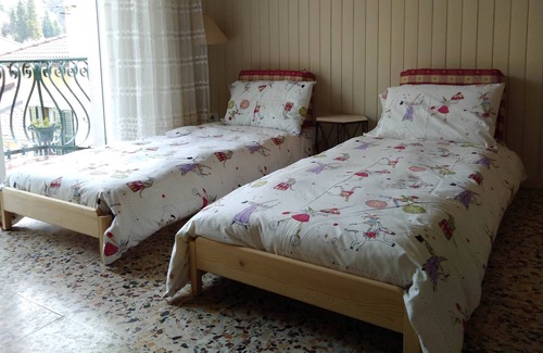 Brunate Apartment | House built in 1900 a few steps from the funicular and from the town center.