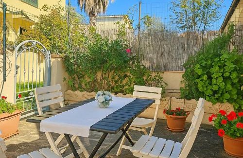 Sos Alinos House | House Clery - Appartamento con cortile a Sos Alinos