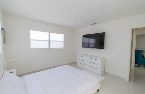 Royal Poinciana House | House Close to Hard Rock, Downtown & Beach Luxury