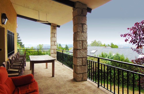 Miraflores de la Sierra Cottage | House in Miraflores, for groups with pool, barbecue, bar, billiards, pi