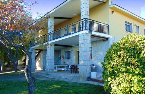 Miraflores de la Sierra Cottage | House in Miraflores, for groups with pool, barbecue, bar, billiards, pi