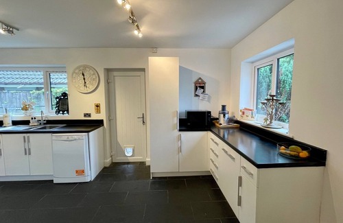 Trafford House | House in Hale With Hot Tub