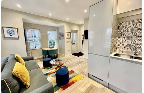Runnymede House | HOUSE IN PRIVATE MEWS, FREE PARKING. STATION 2 MIN WALK TRAINS 25 MIN TO LONDON
