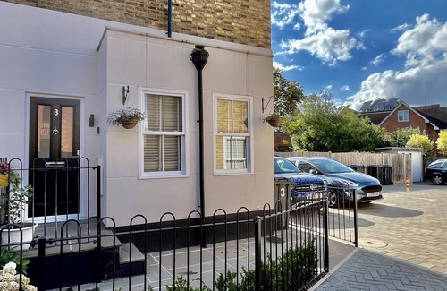 Runnymede House | HOUSE IN PRIVATE MEWS, FREE PARKING. STATION 2 MIN WALK TRAINS 25 MIN TO LONDON