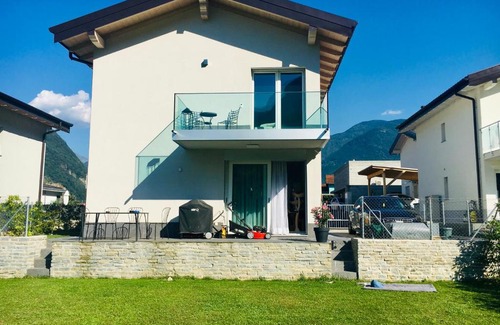 Gnosca House | House in the fields