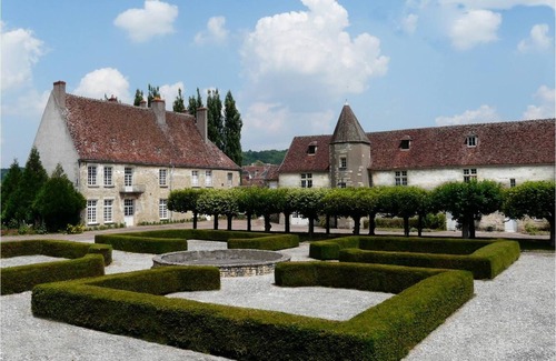 Varzy House | House in the village center with heated pool and large glass roof