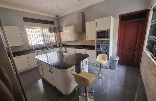 Kampala House | House - Kampala - 6 Bedrooms - Parking - Garden