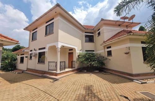 Kampala House | House - Kampala - 6 Bedrooms - Parking - Garden