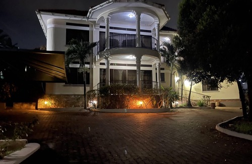 Kampala House | House - Kampala - 6 Bedrooms - Parking - Garden