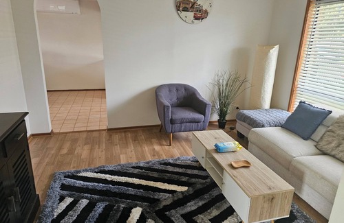 Meadow Heights House | House near Melbourne Airport