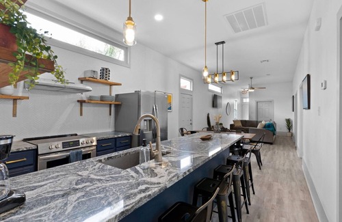 Tulane - Gravier House | House of Vibes