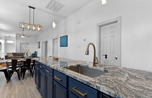 Tulane - Gravier House | House of Vibes