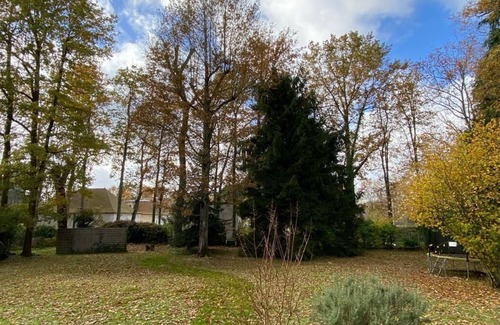 Noisy-sur-Ecole House | House on the edge of the 3 Gables forest, tennis court